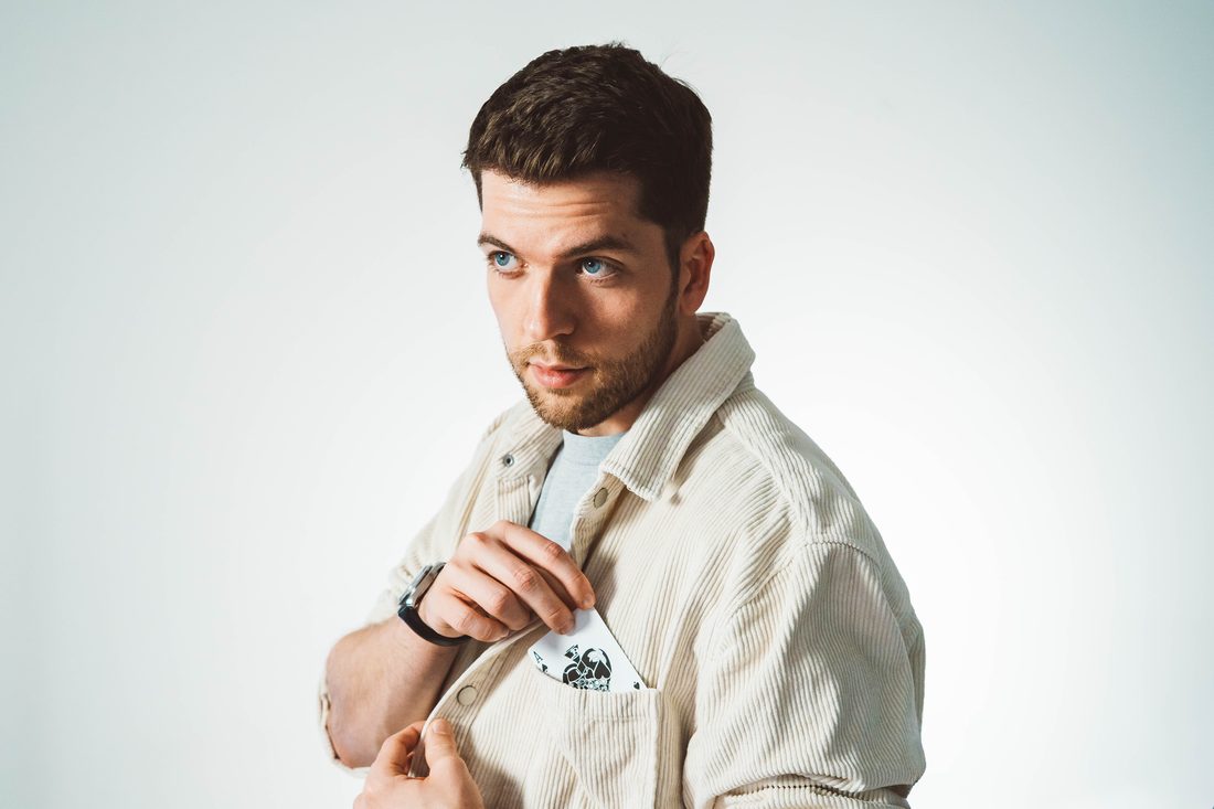 Alexander Straub mit Spielkarte